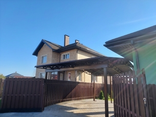 Двускатный навес с крышей из профлиста для загородного дома
