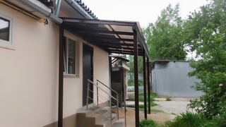 Навес из поликарбоната односкатный (пристройка над крыльцом у дома)