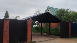 Двускатный навес с профнастилом для стоянки автомобиля